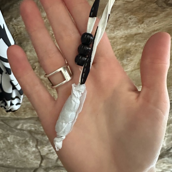 NWT CAROLINE CONSTAS BLACK AND WHITE TROPICAL GEOMETRIC KEYHOLE CUT OUT BLOUSE - Picture 2 of 5